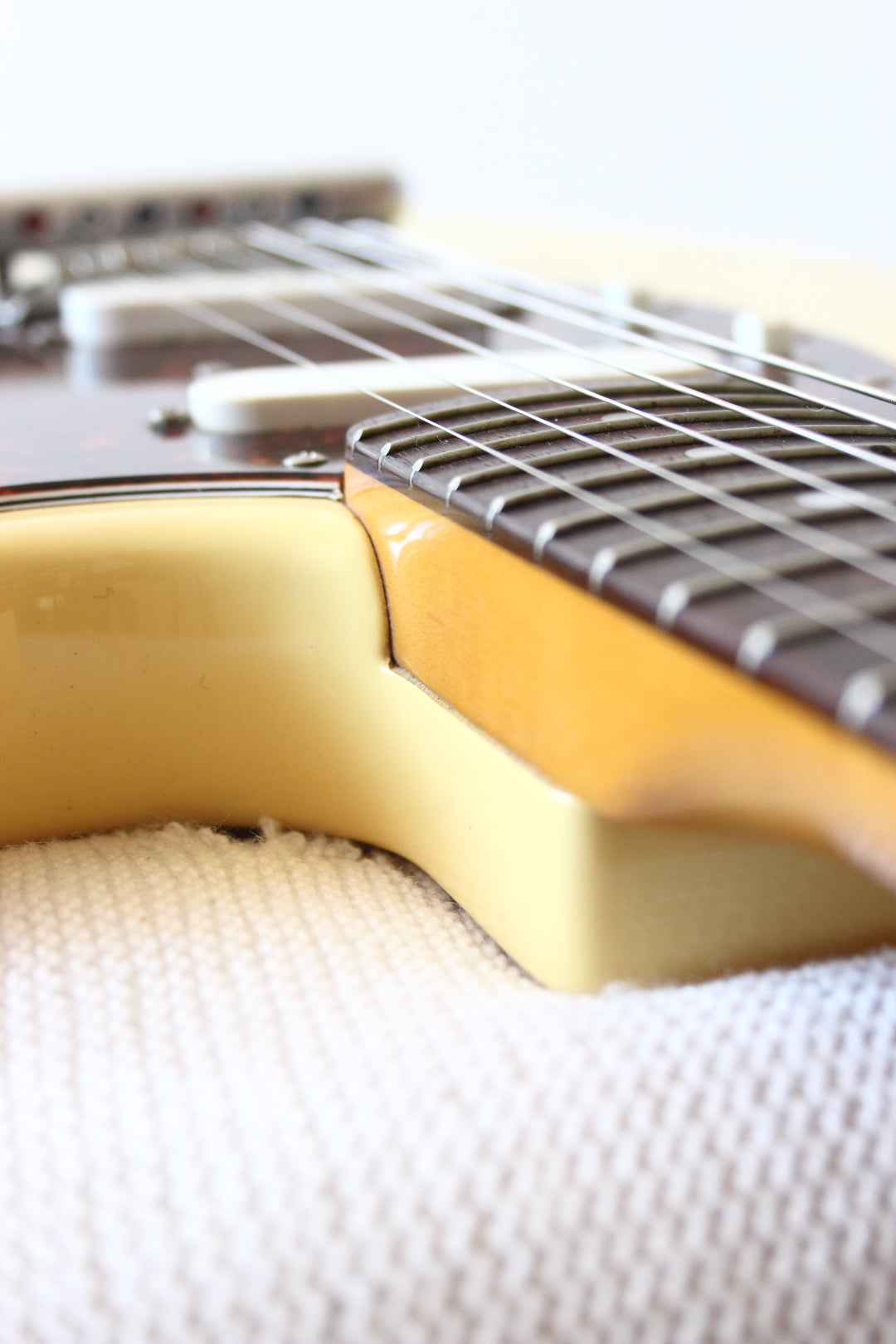 Fender Japan '69 Reissue Mustang MG69-65 Yellow White 2002-04