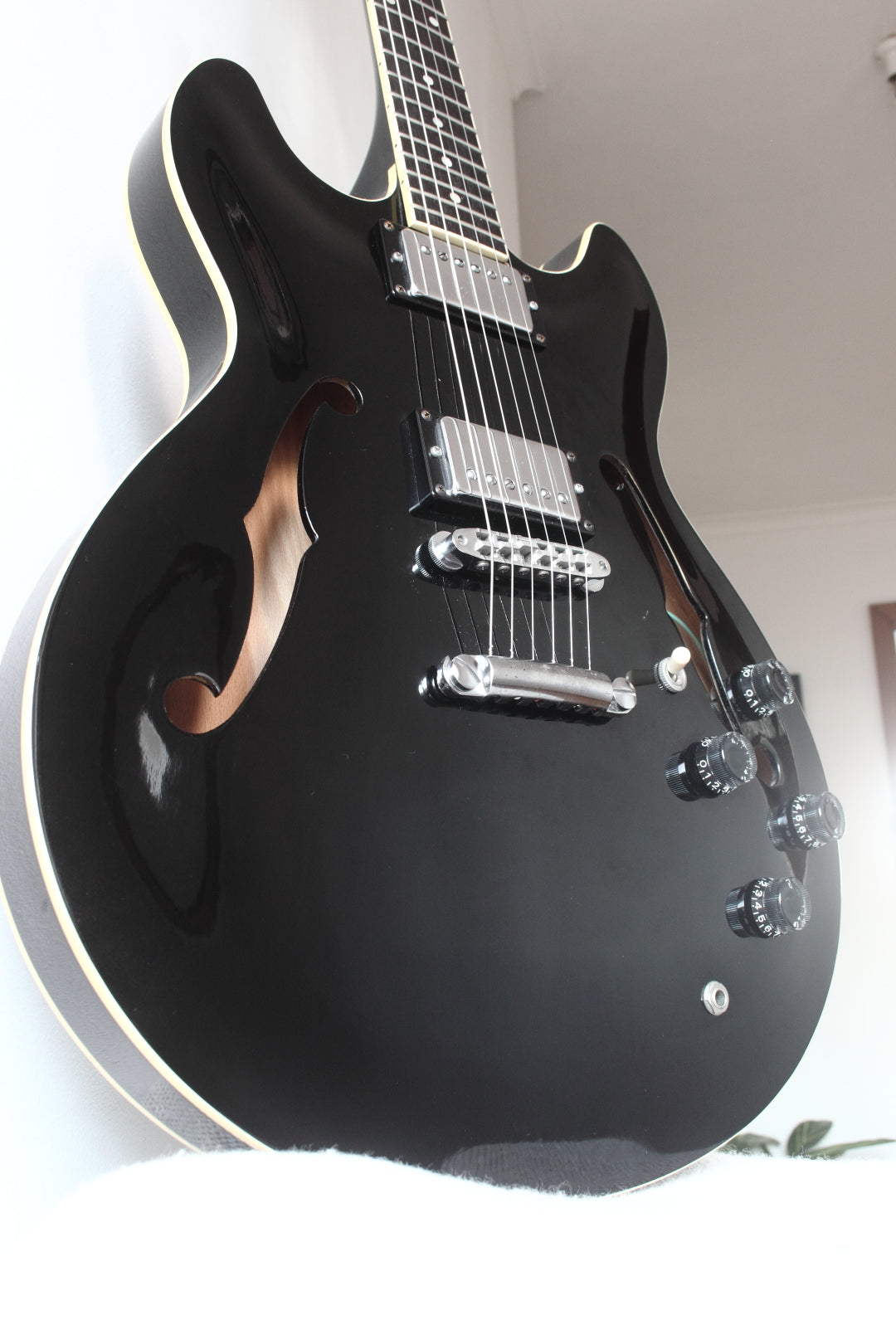 Yamaha SA900 Super Axe Semi-Hollow Black 1986