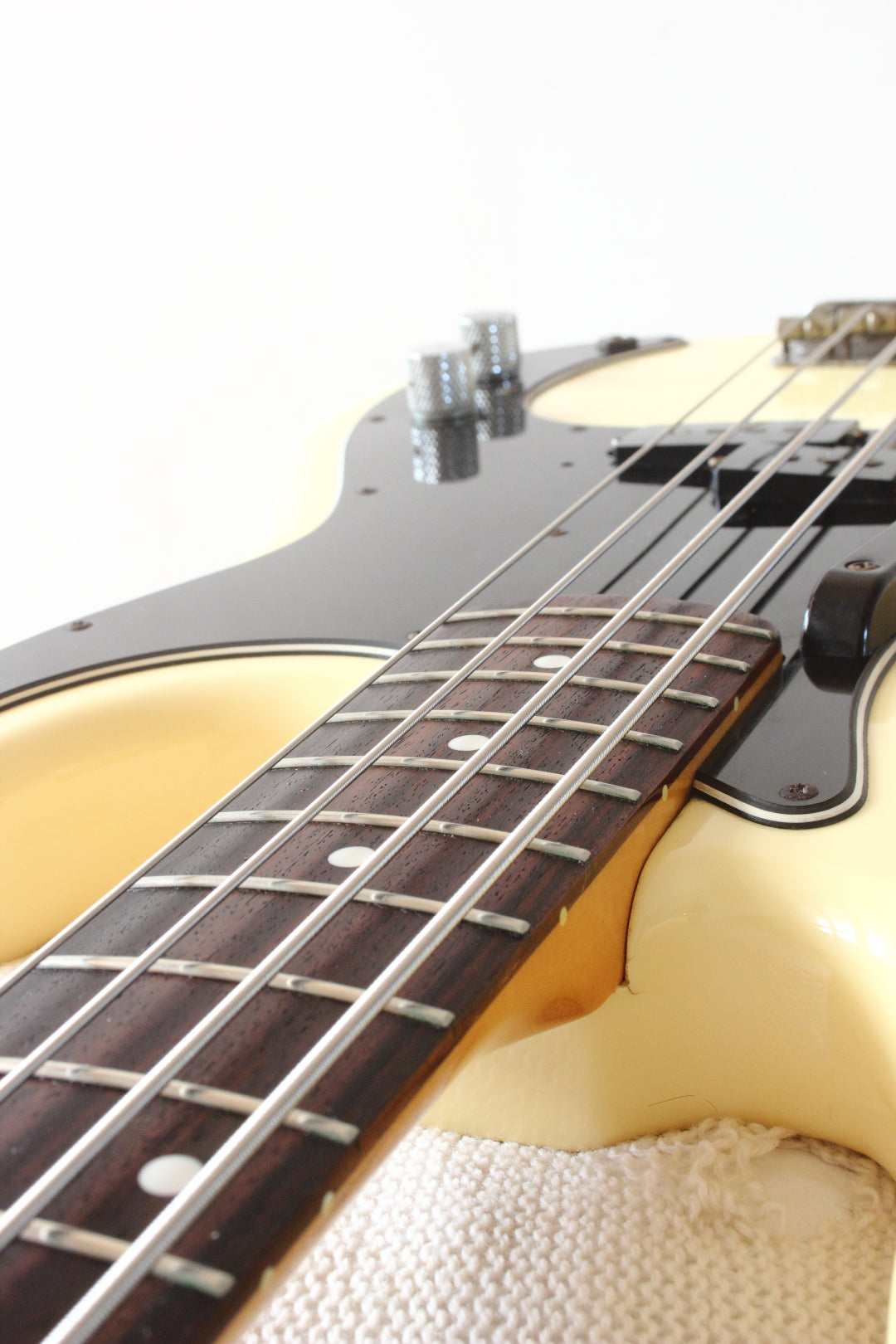 Fender Japan '70 Reissue Precision Bass PB70-70US Olympic White 1997-00