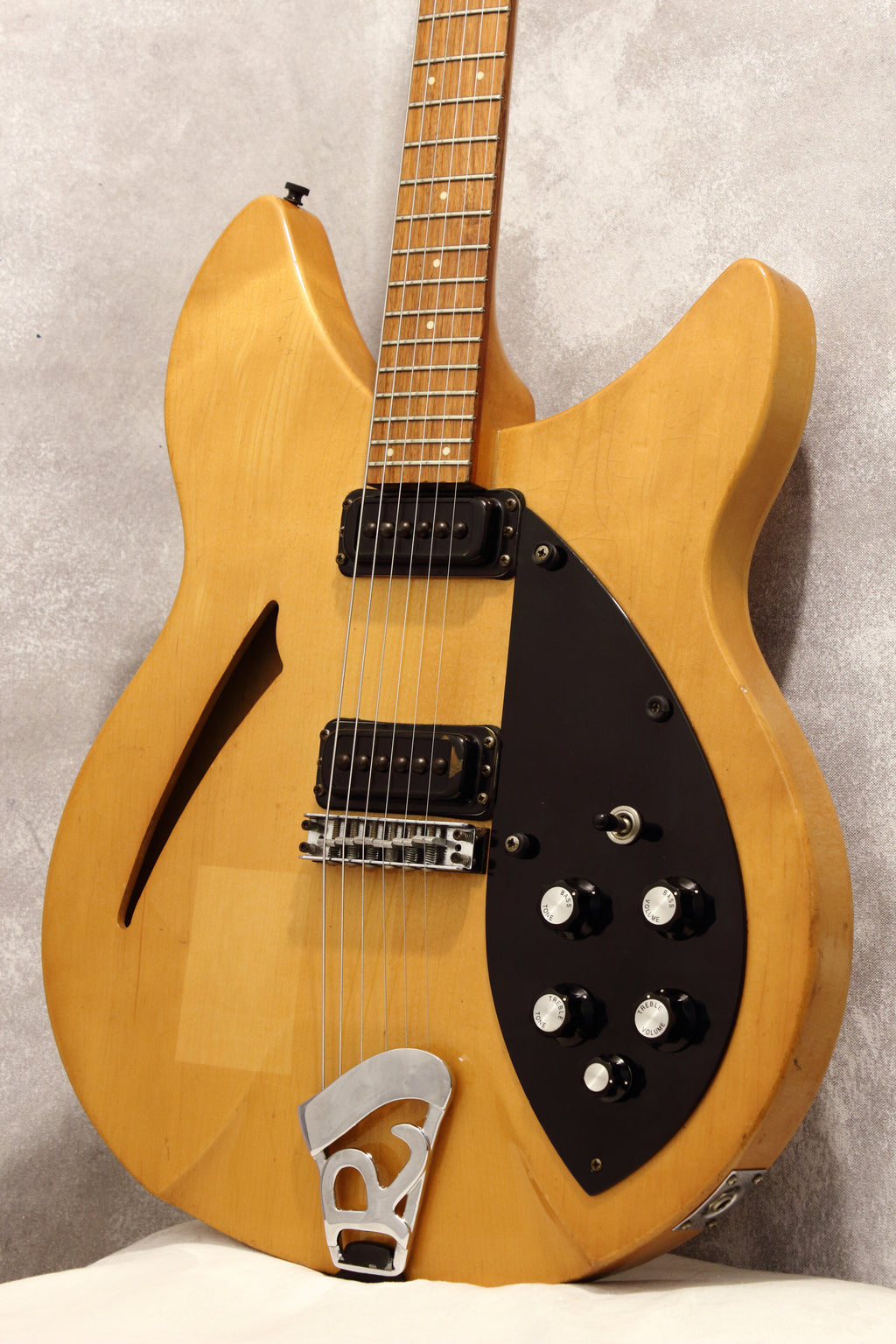 Rickenbacker 330 Mapleglo w/ Black Trim 1990