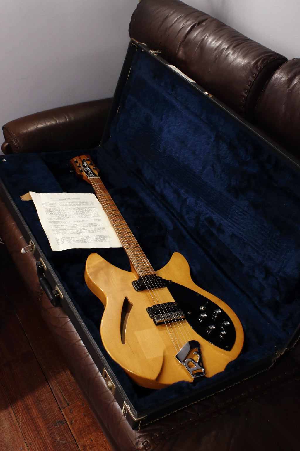 Rickenbacker 330 Mapleglo w/ Black Trim 1990