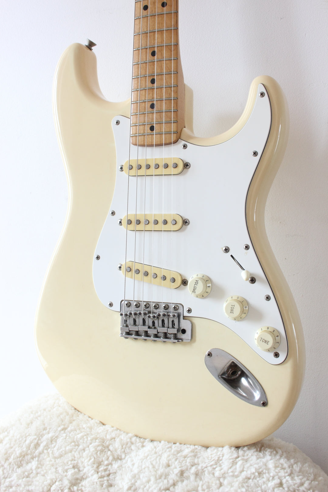 Fender Japan '72 Reissue Stratocaster ST72-55 Vintage White 1985-7