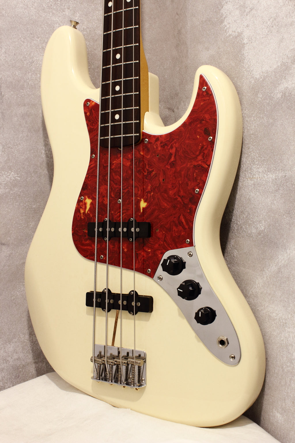 Fender Japan ‘62 Jazz Bass JB62-80 Vintage White 1993