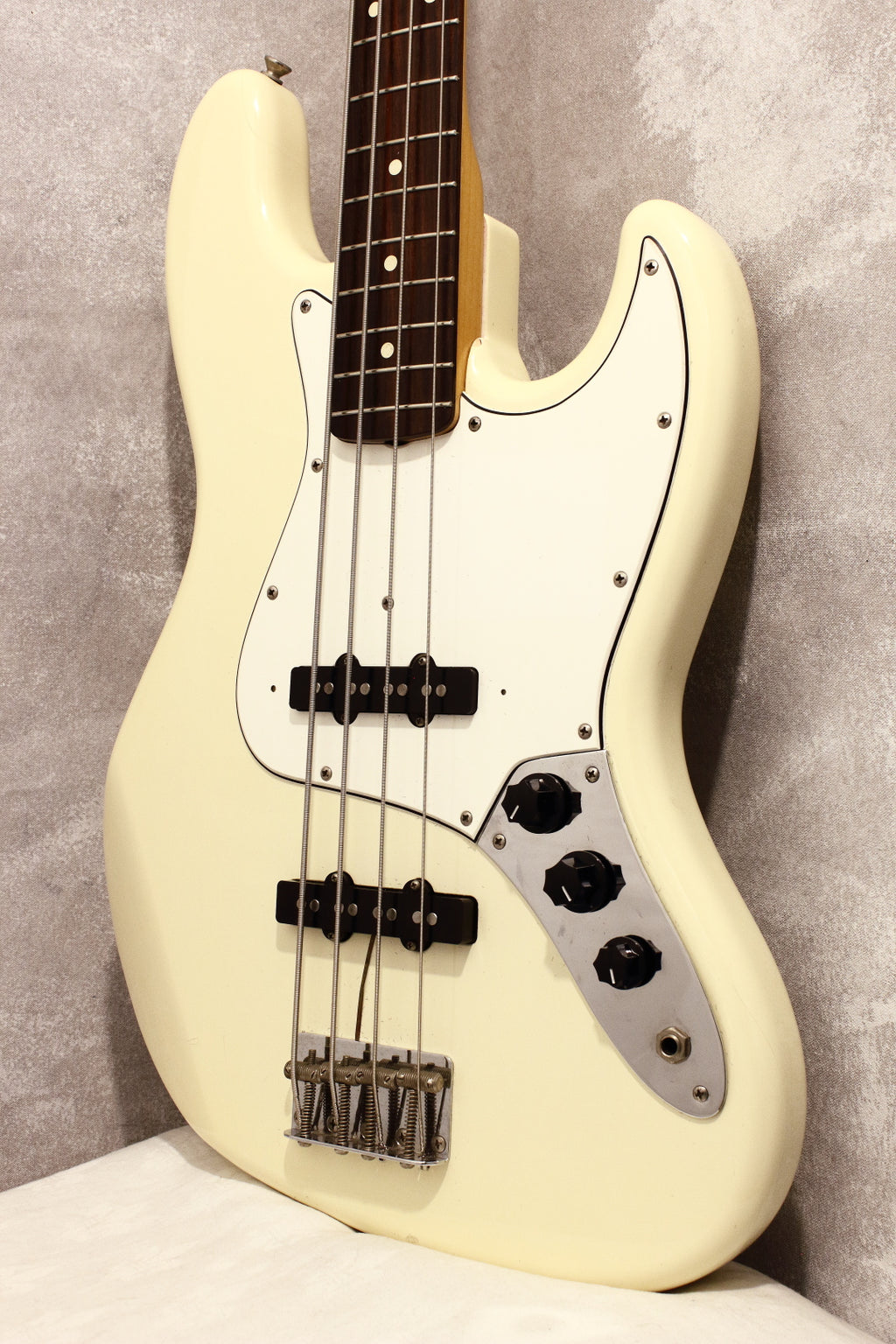 Fender Japan ‘62 Jazz Bass JB62-75 Vintage White JV Serial 1982