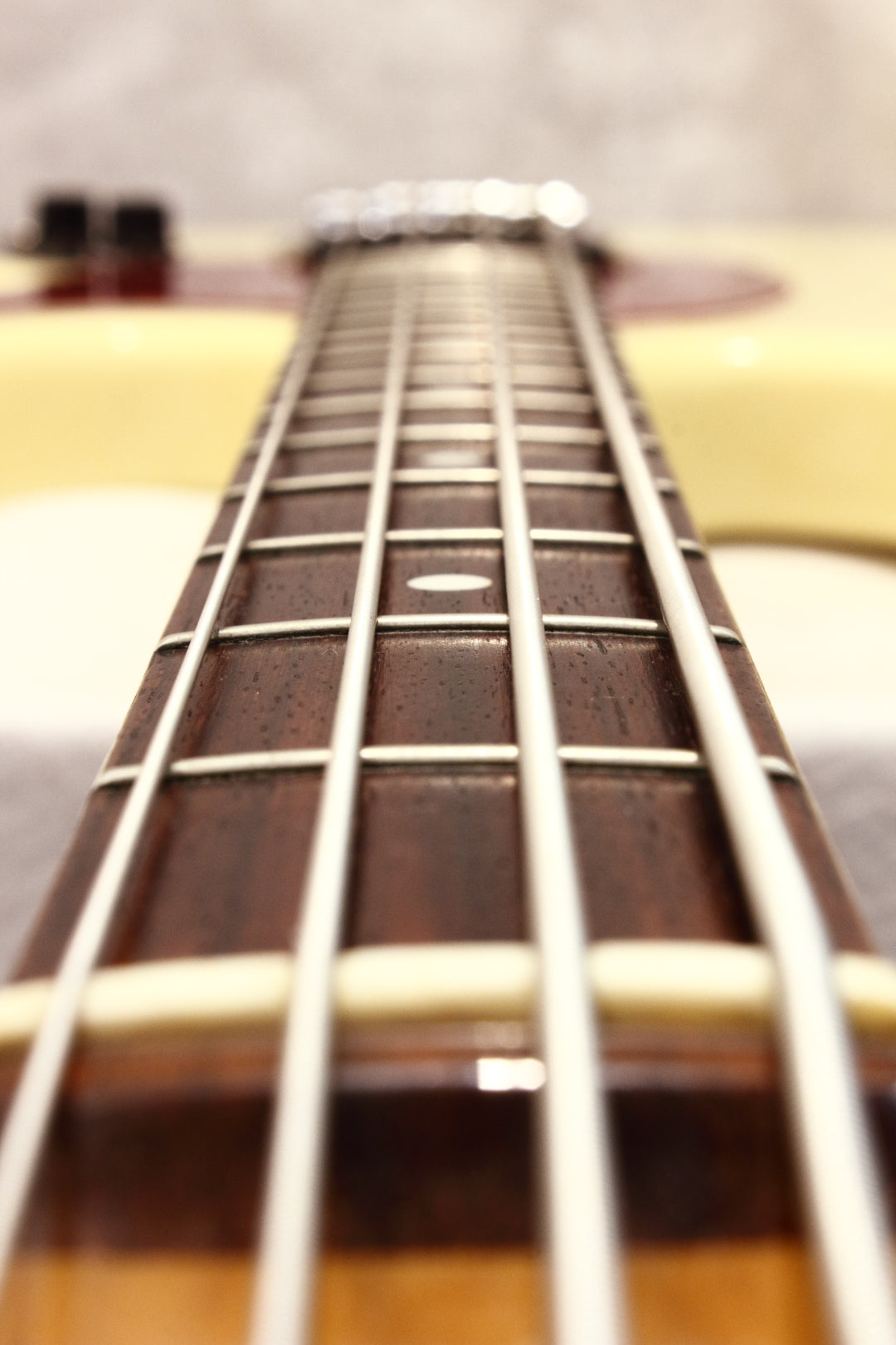 Fender Japan Mustang Bass MB98-70SD Vintage White 1998