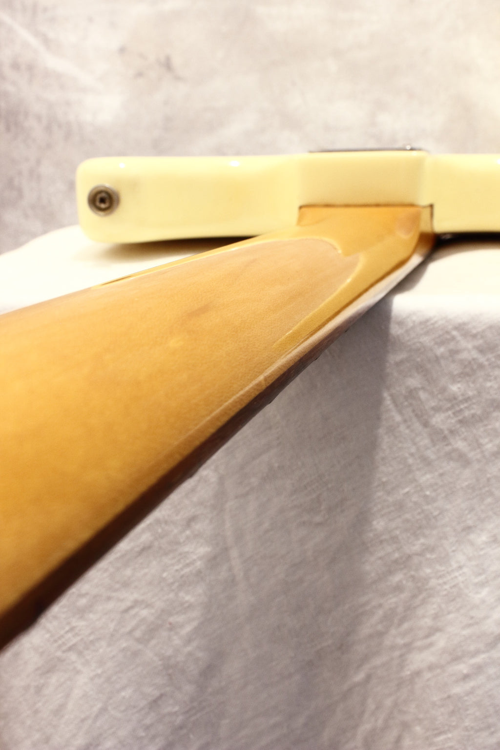 Fender Japan Mustang Bass MB98-70SD Vintage White 1998