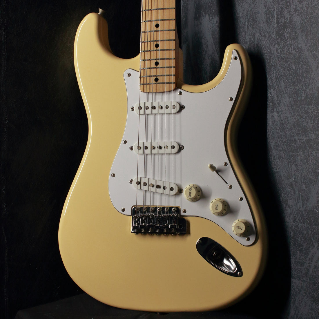 Fender Japan '72 Stratocaster ST72-58US Yellow White 2004
