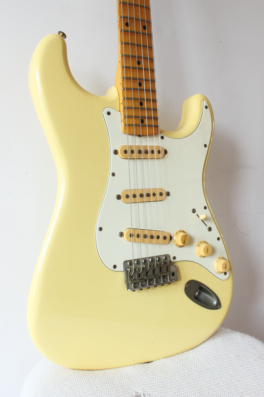 Fender Japan '57 Reissue Stratocaster ST57-70 Scalloped Board Vintage White 1987