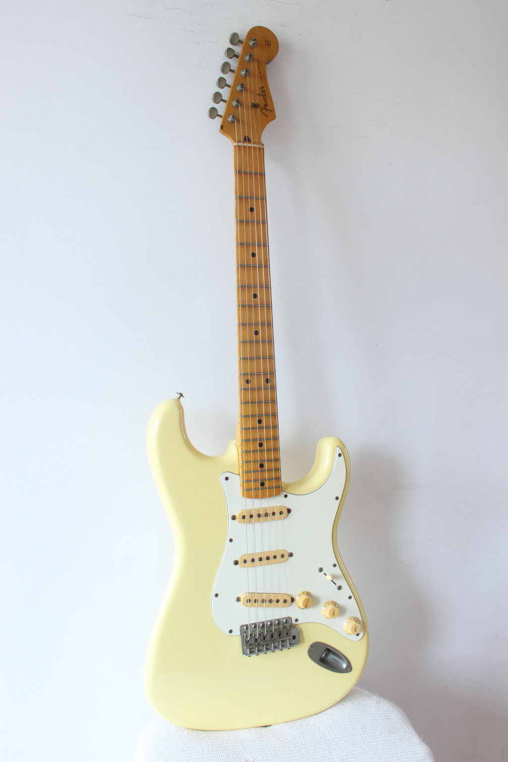 Fender Japan '57 Reissue Stratocaster ST57-70 Scalloped Board Vintage White 1987