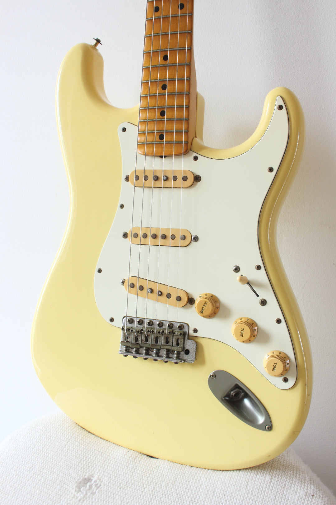 Fender Japan '57 Reissue Stratocaster ST57-70 Scalloped Board Vintage White 1987