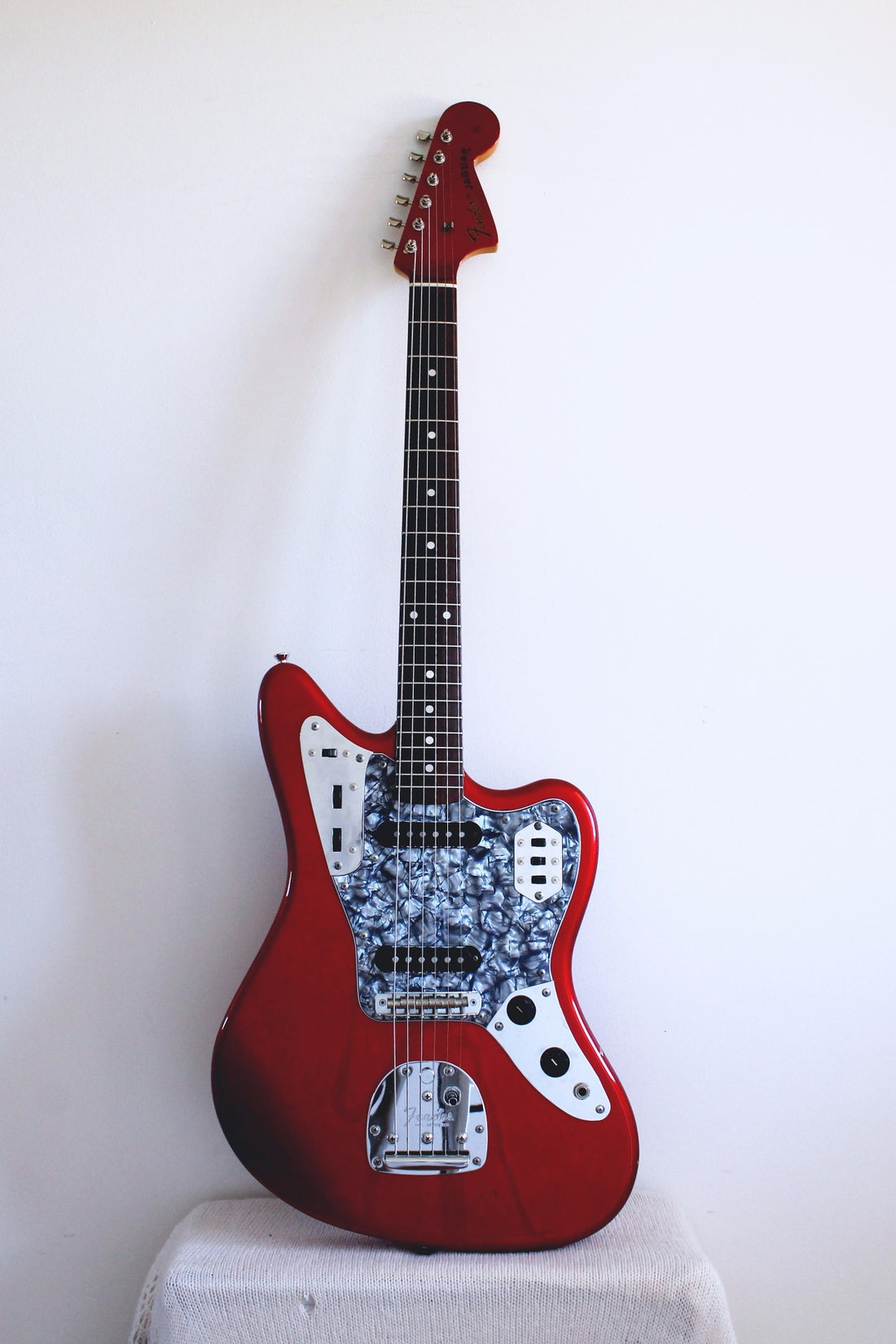 Used Fender Jaguar '66 Reissue Candy Apple Red Black Guard