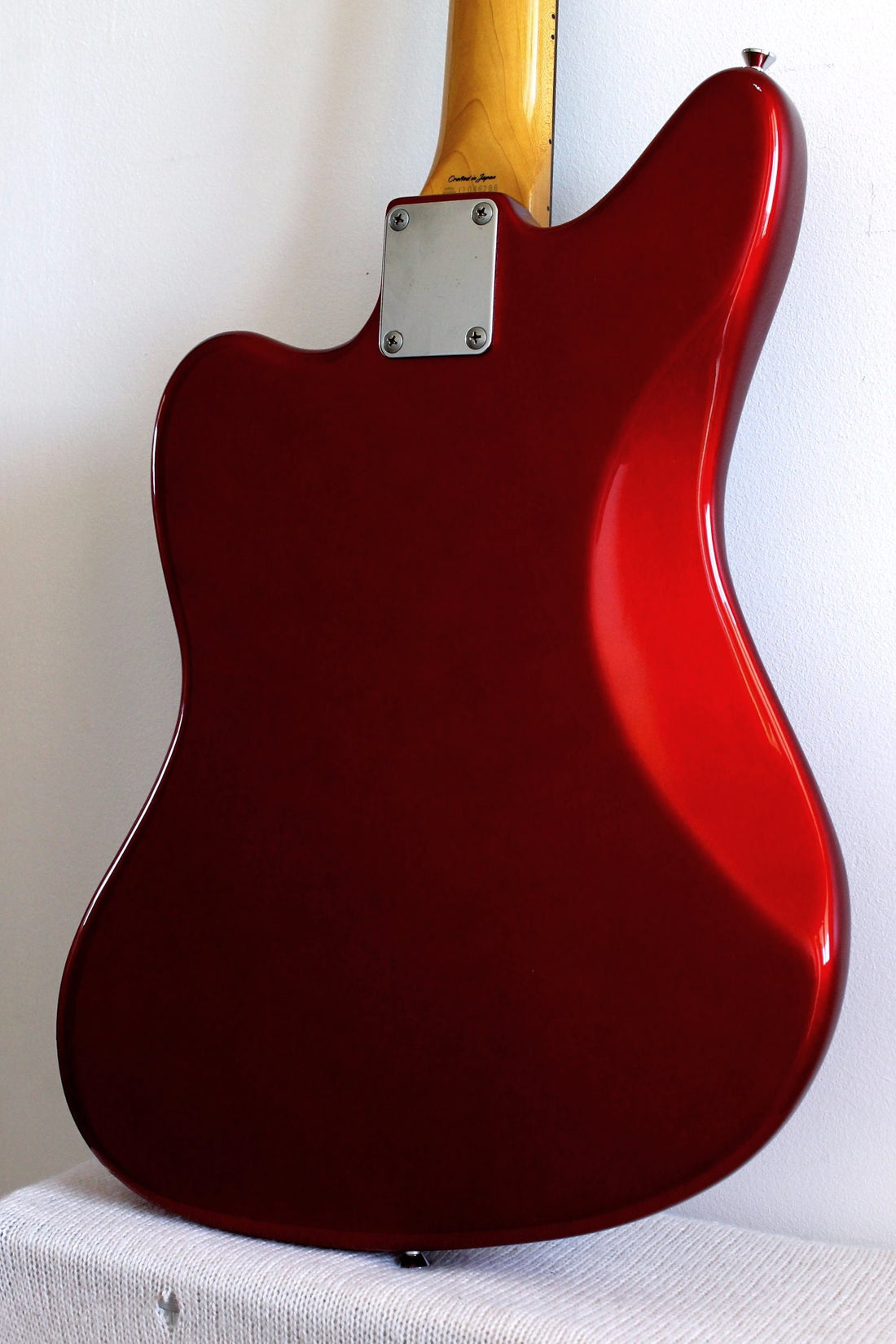 Used Fender Jaguar '66 Reissue Candy Apple Red Black Guard