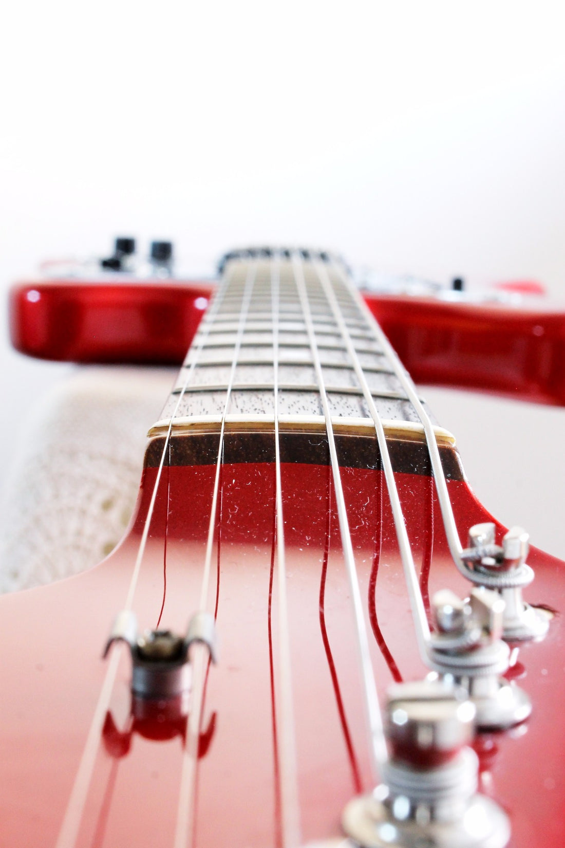 Used Fender Jaguar '66 Reissue Candy Apple Red Black Guard