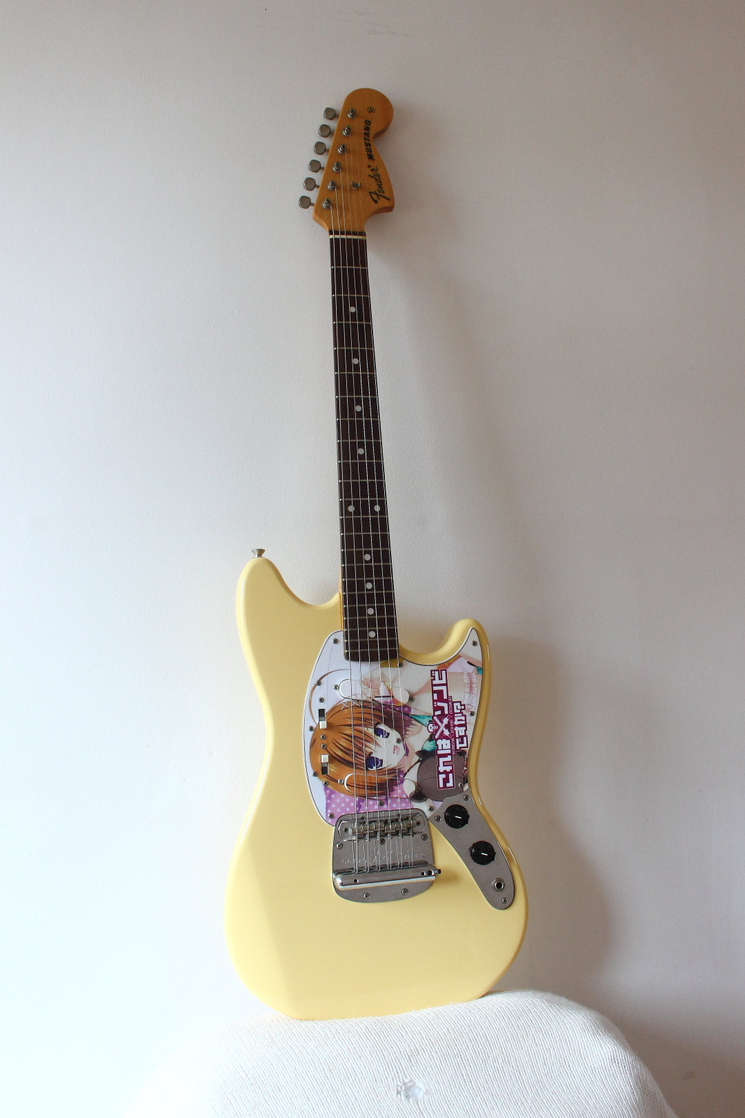 Fender '69 Reissue Mustang Yellow-White Anime Graphics 2004-052004