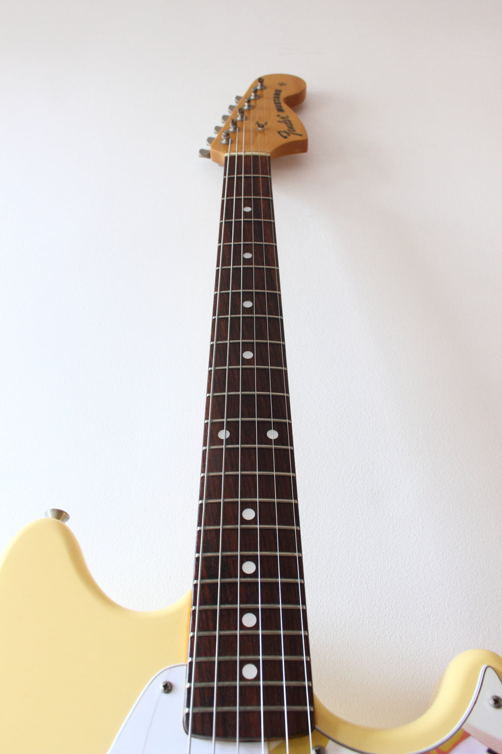 Fender '69 Reissue Mustang Yellow-White Anime Graphics 2004-052004