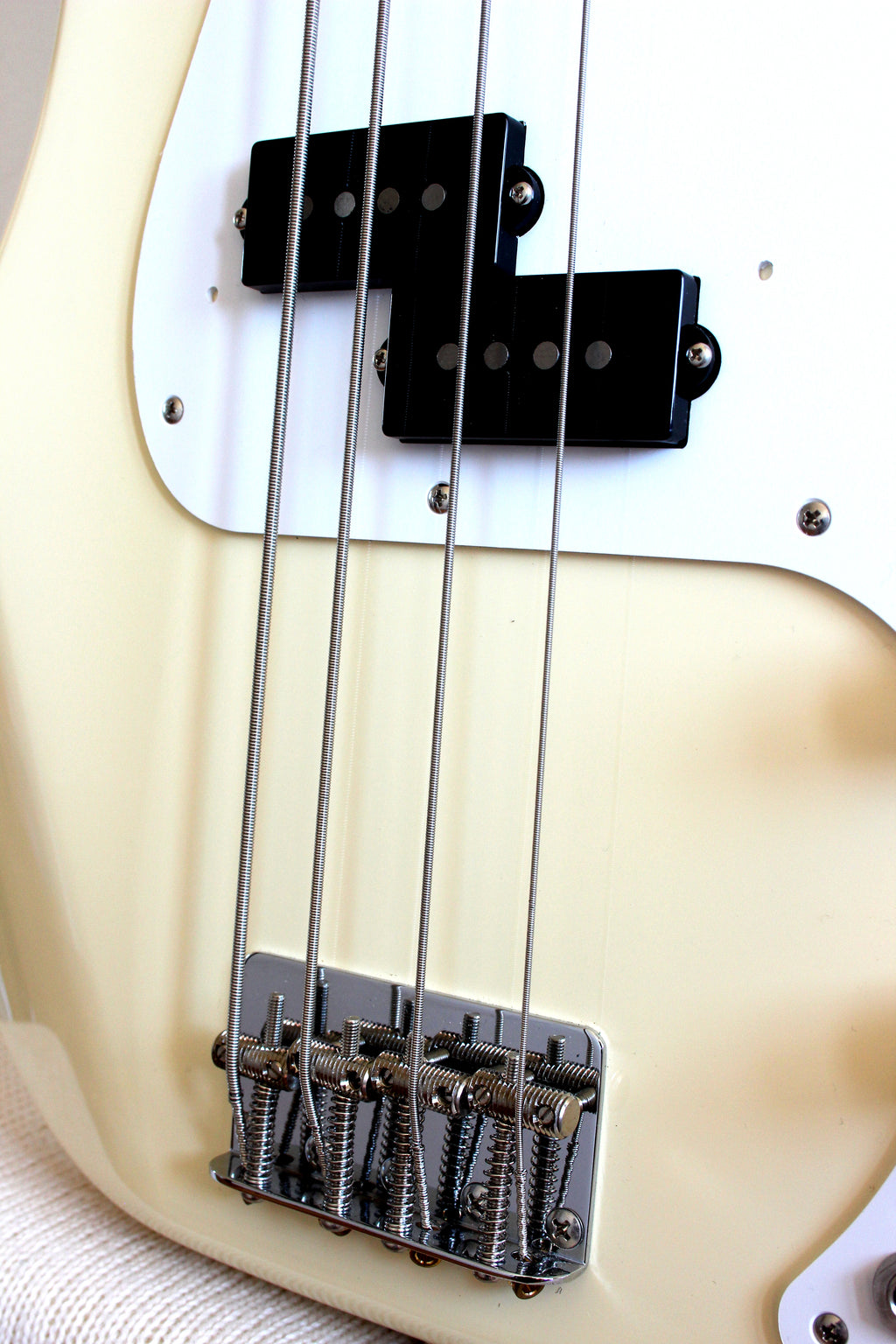 Used Fender Precision Bass '57 Reissue Vintage White