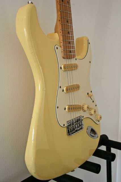 Used Fender Stratocaster '72 Reissue Yellow-White