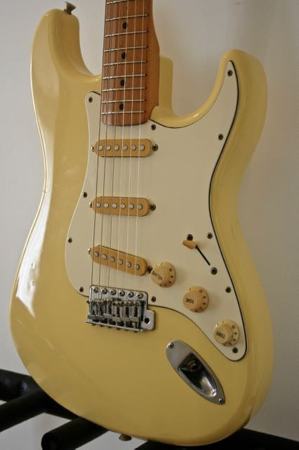 Used Fender Stratocaster '72 Reissue Yellow-White