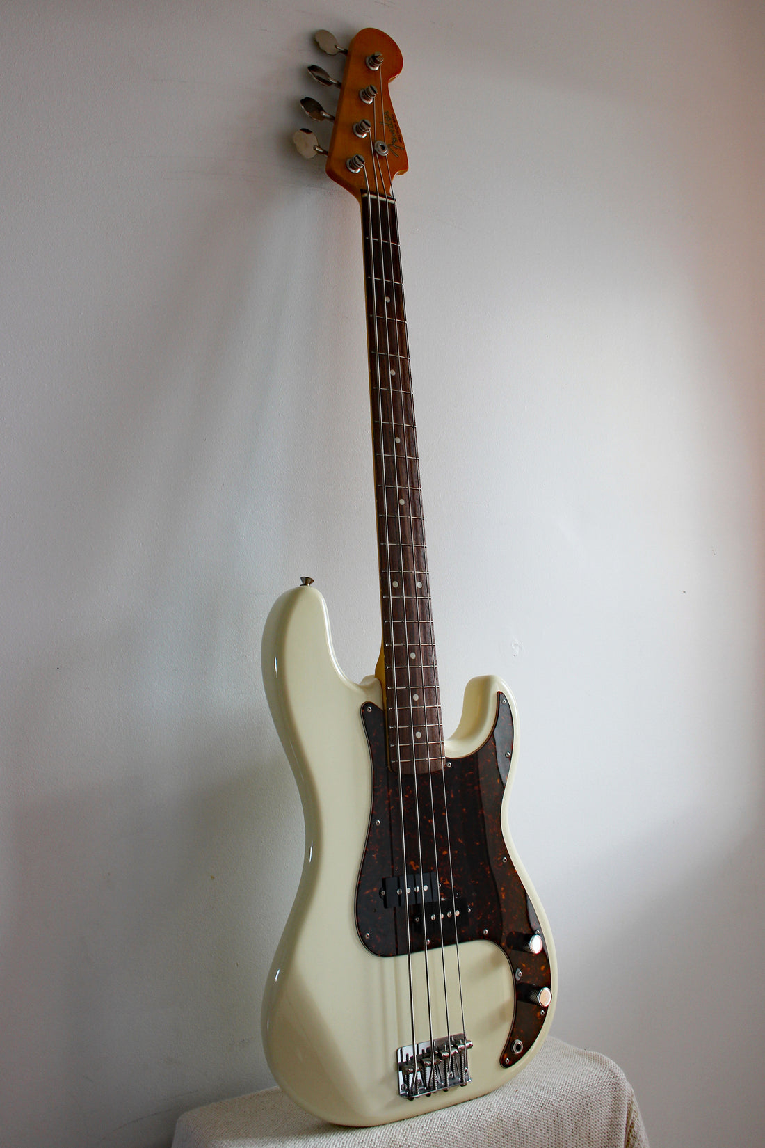 Used Fender Precision Bass '62 Vintage White/Tort