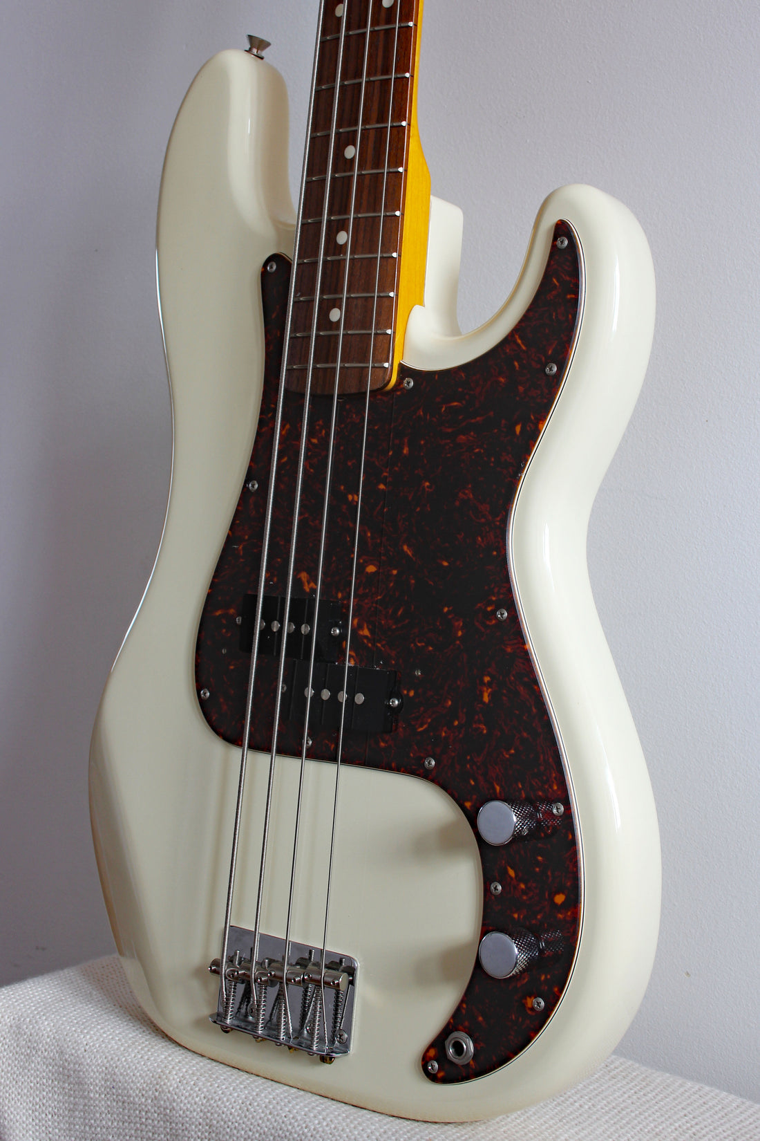Used Fender Precision Bass '62 Vintage White/Tort