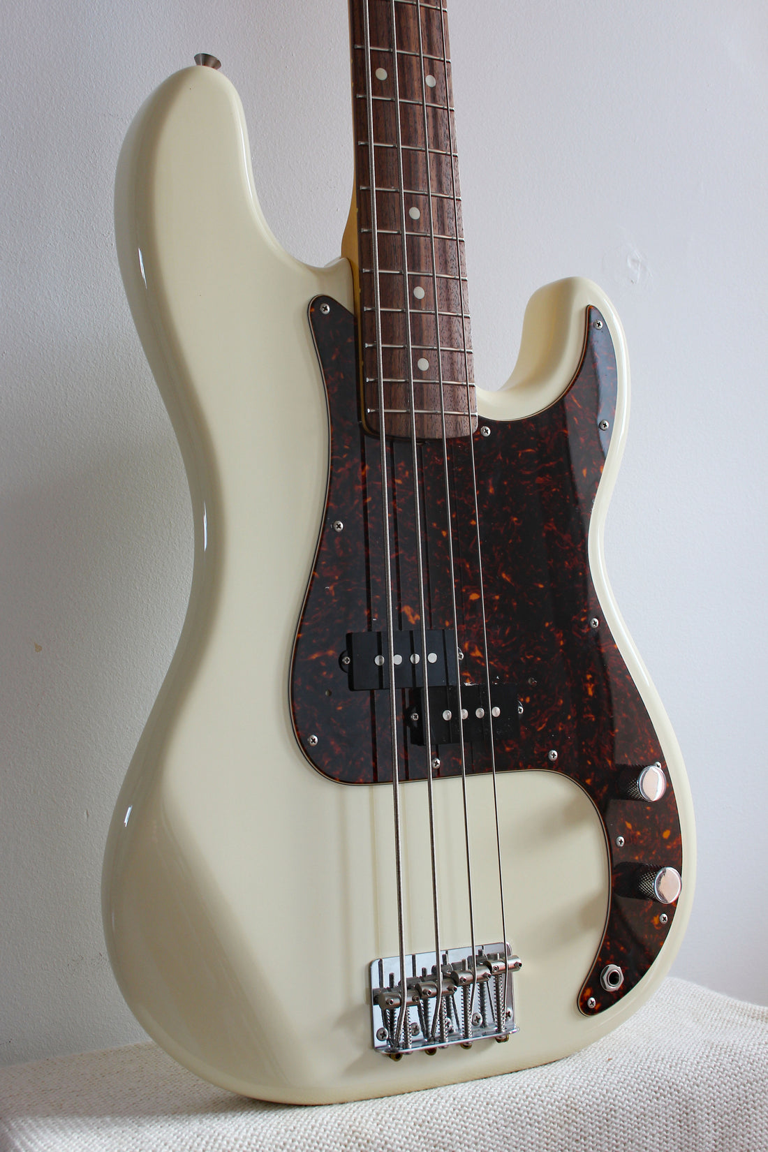 Used Fender Precision Bass '62 Vintage White/Tort