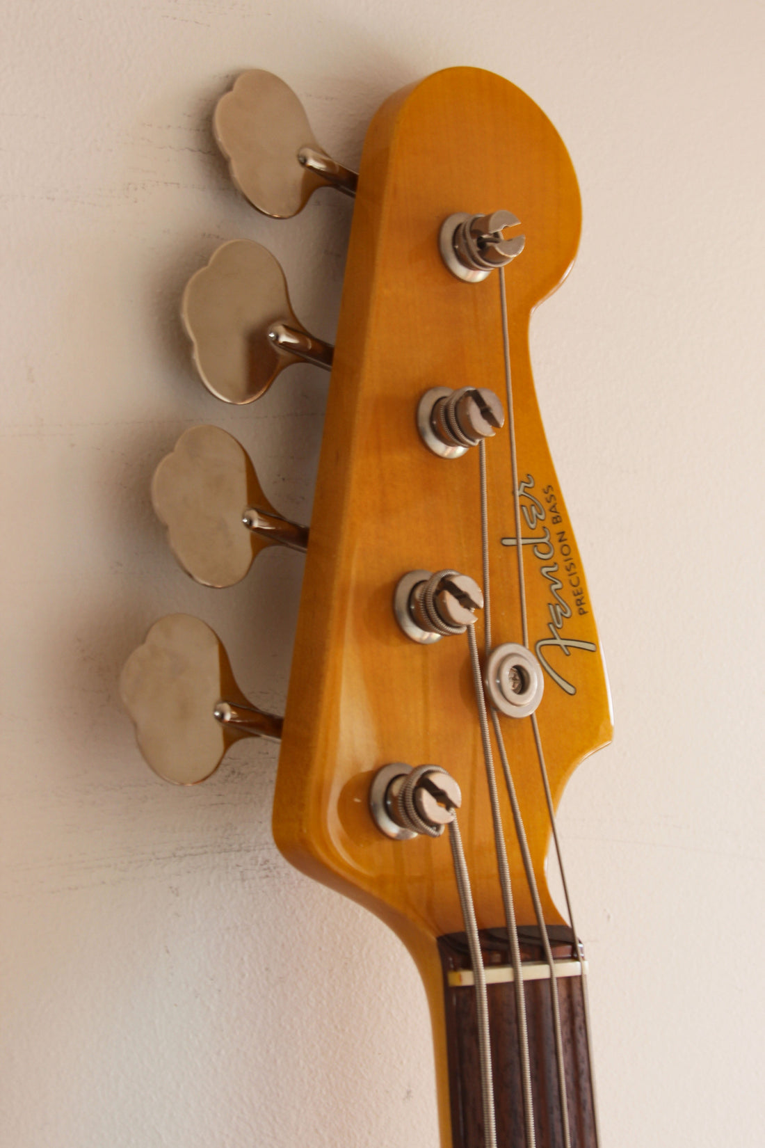 Used Fender Precision Bass '62 Vintage White/Tort