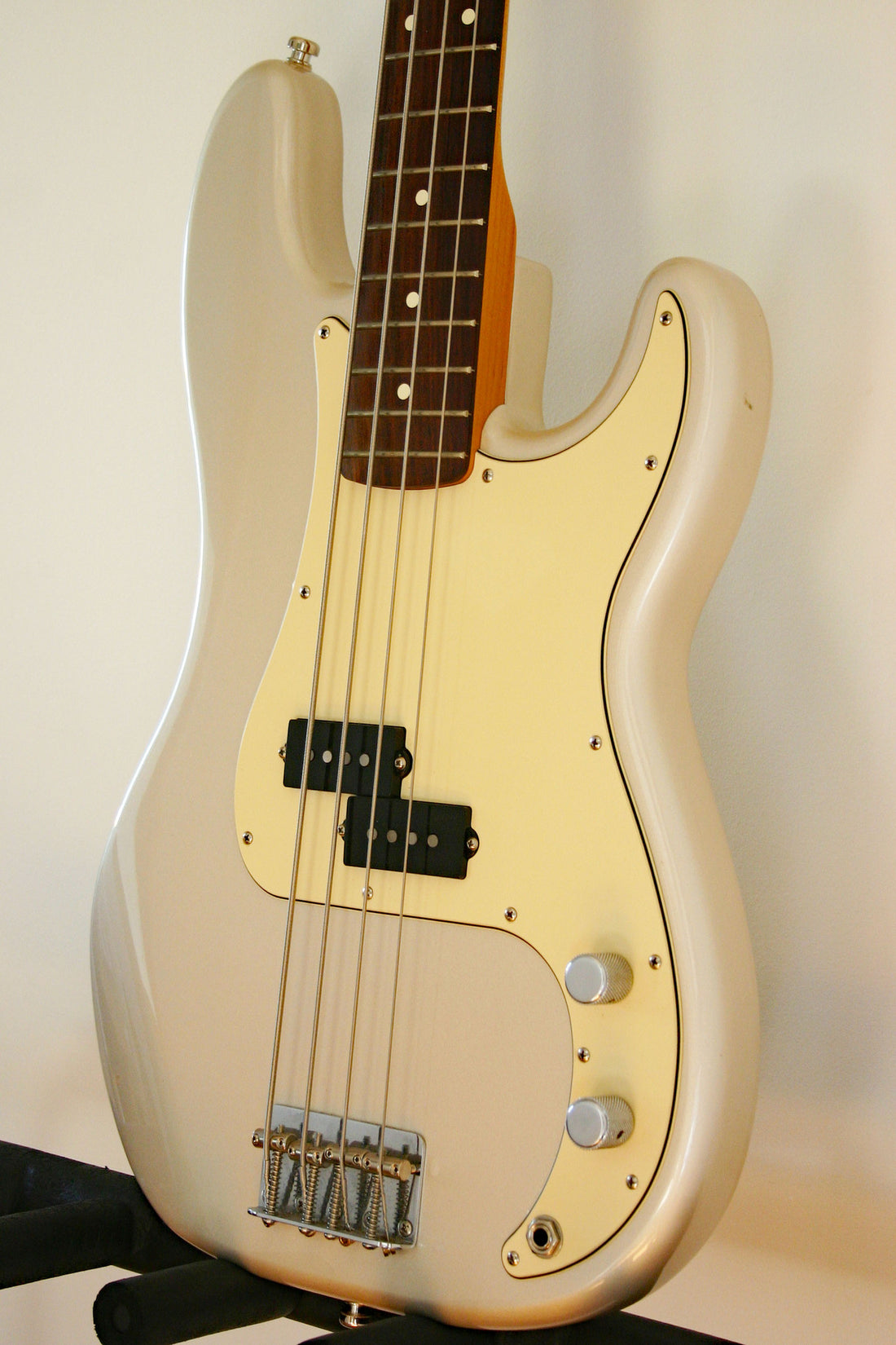 Used Fender Precision 60th Anniversary Blizzard Pearl