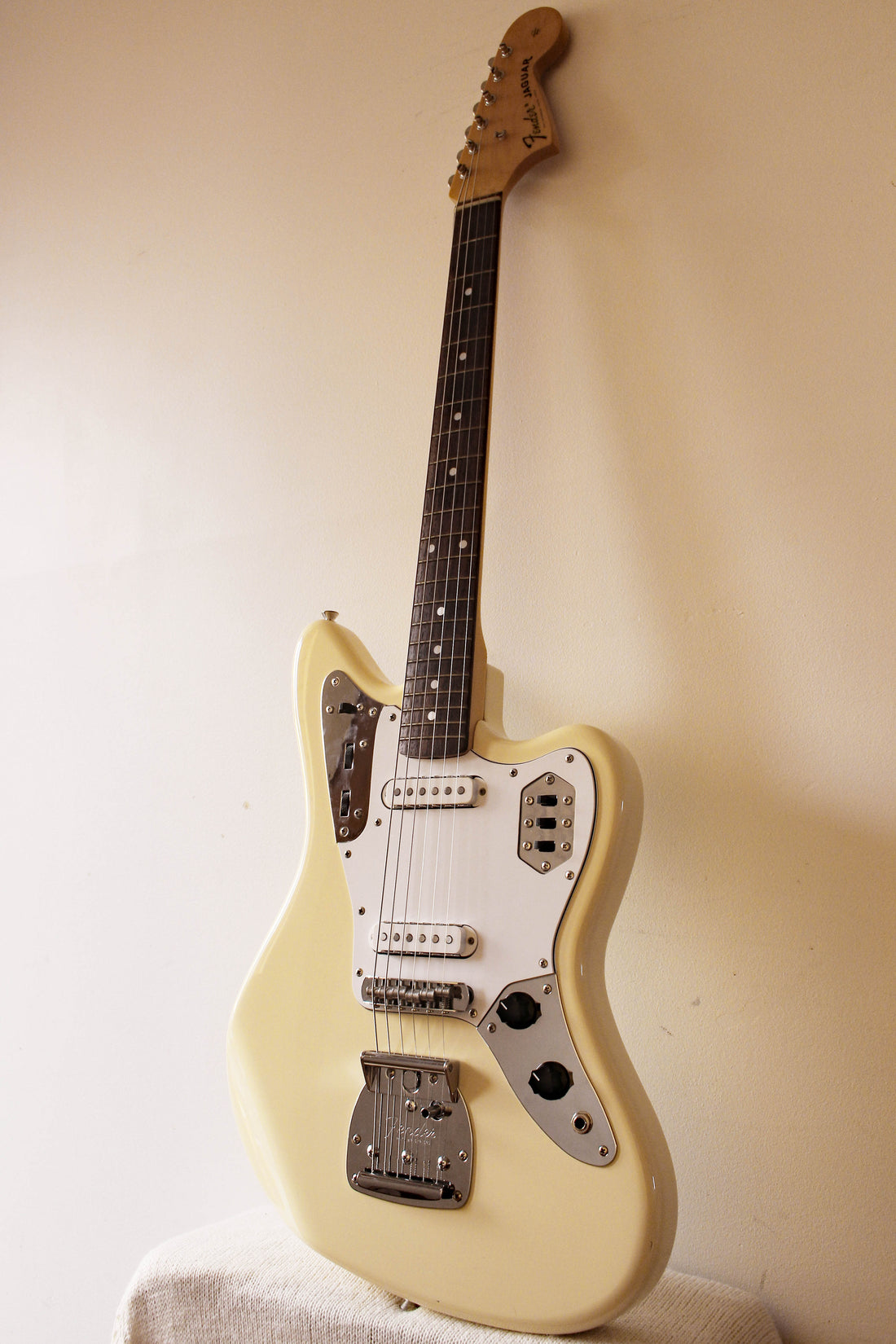 Used Fender Jaguar '66 Reissue Vintage White