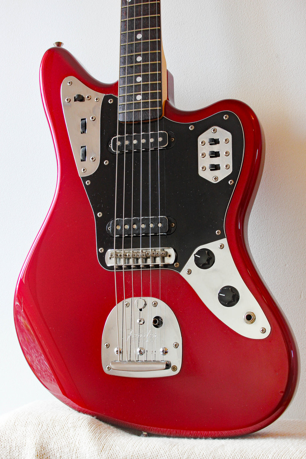 Used Fender Jaguar '66 Reissue Old Candy Apple With Black Guard