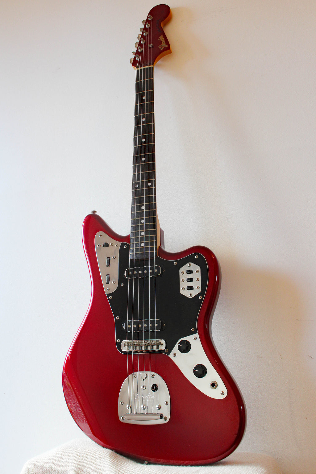 Used Fender Jaguar '66 Reissue Old Candy Apple With Black Guard