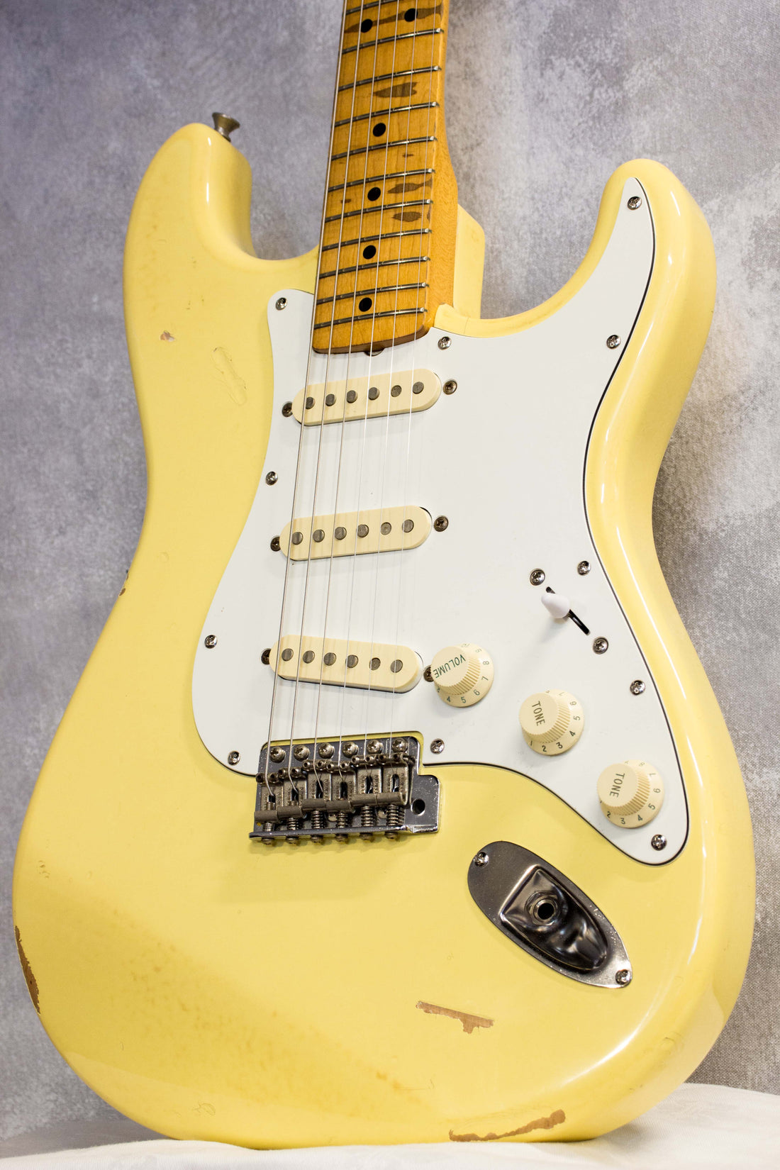 Fender Japan '72 Stratocaster ST72-65 Yellow White 1993