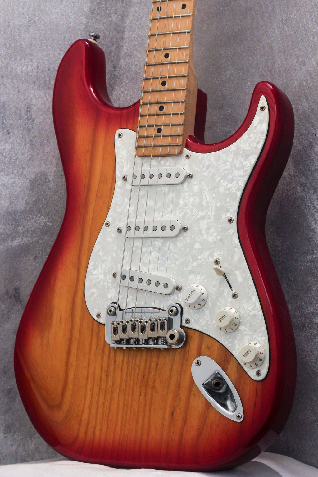 G&L Tribute Series Legacy Cherry Sunburst Korea 2004