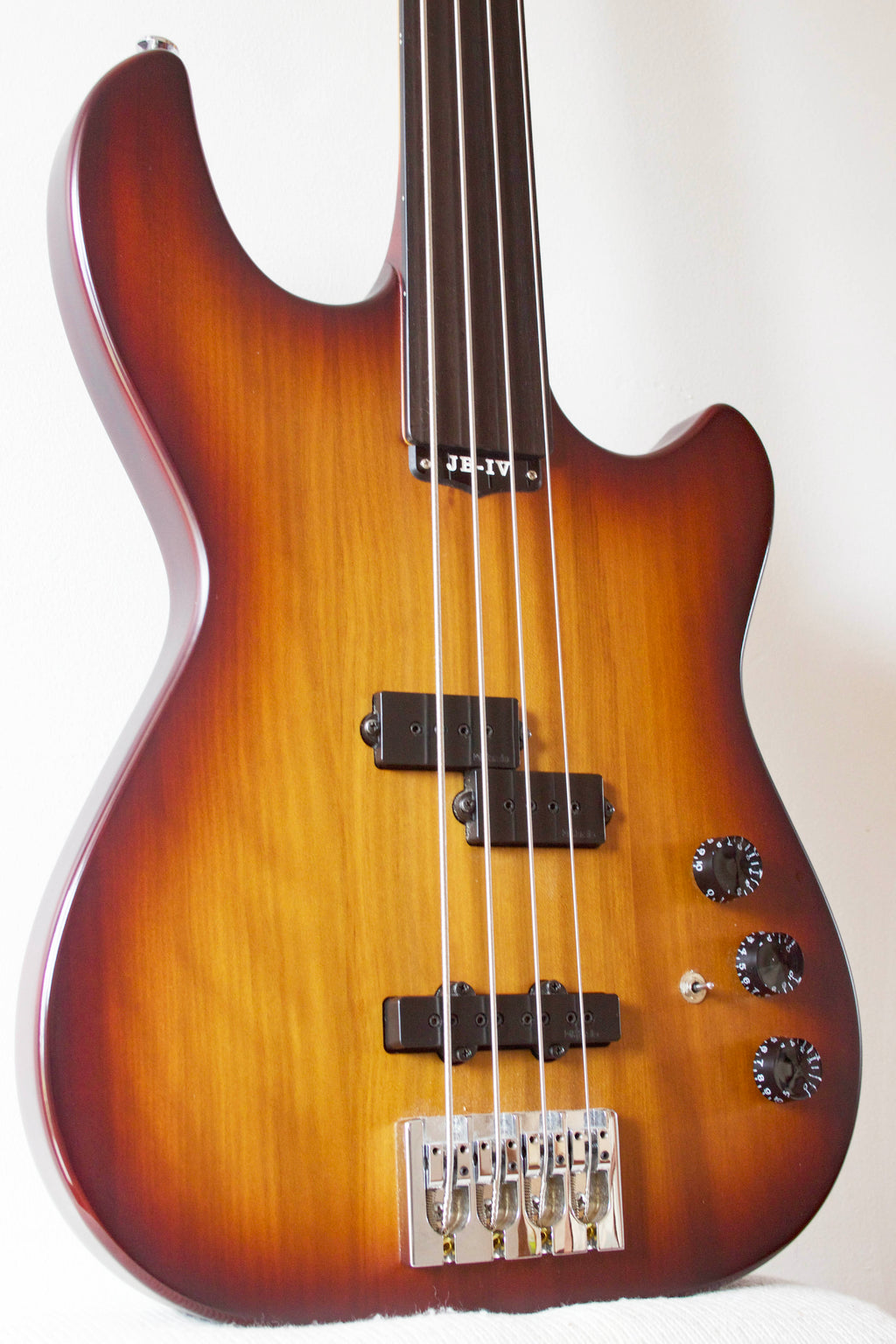 Maton JB4 Fretless Bass Satin Tobacco Burst 2014