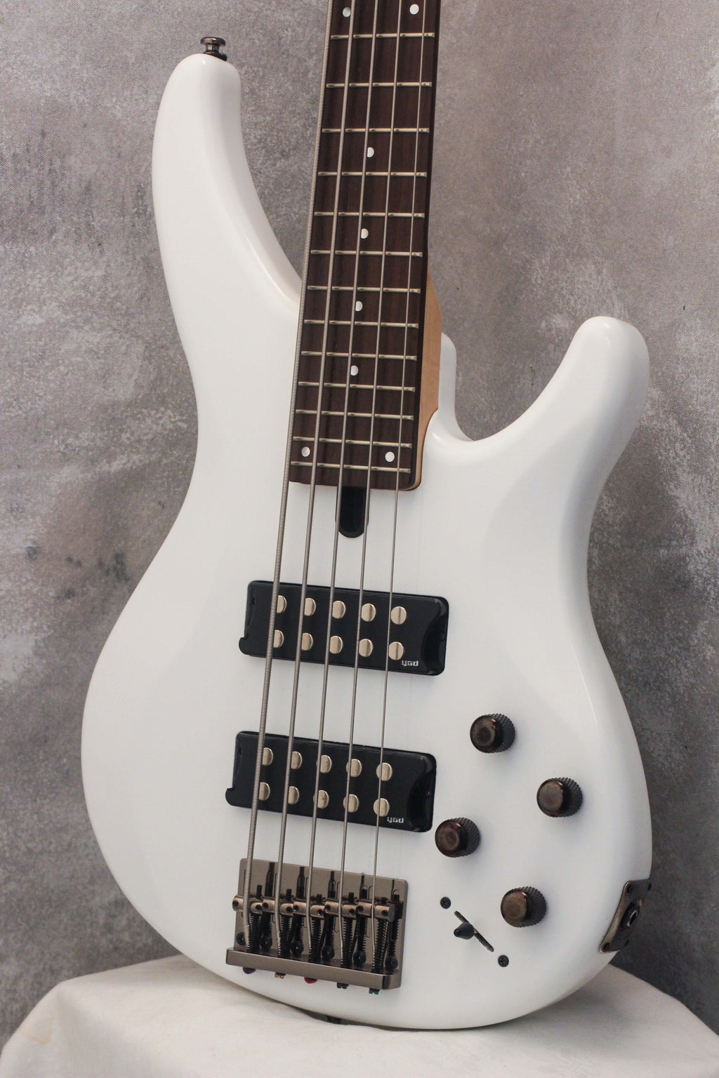 Yamaha TRBX305  5-String Bass White 2018