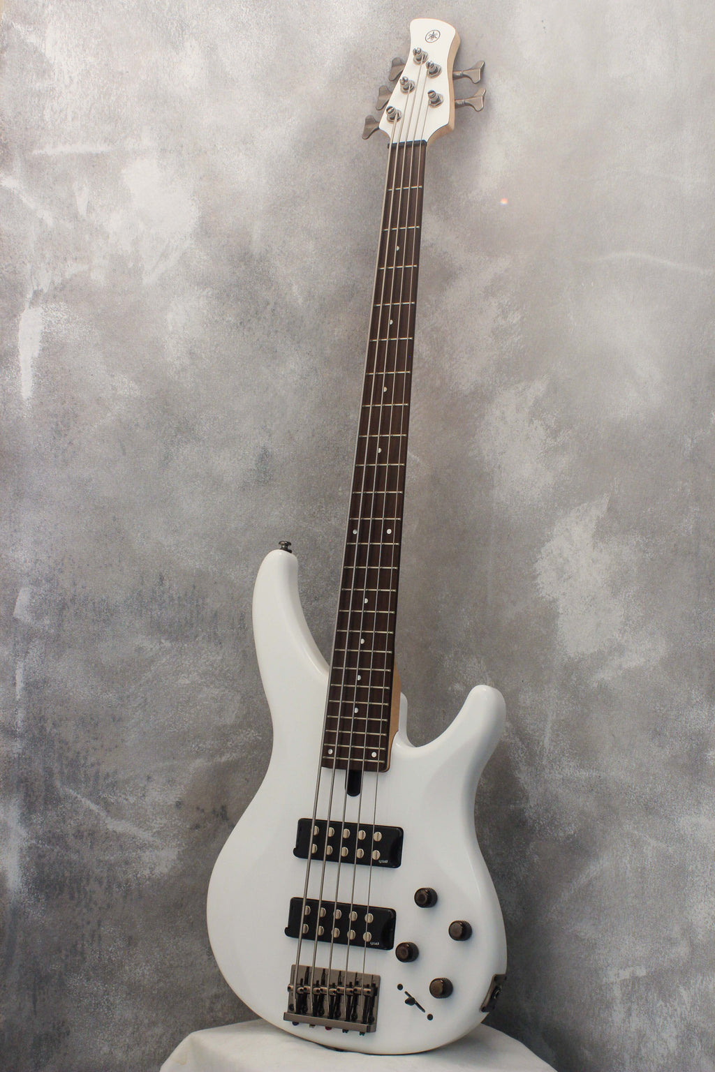 Yamaha TRBX305  5-String Bass White 2018