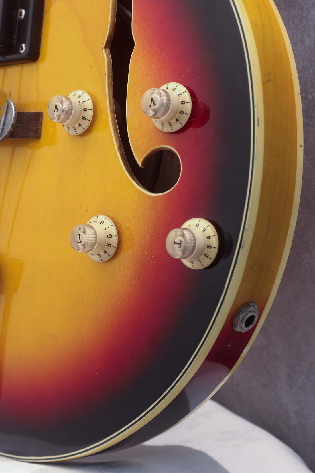 Tempo Hollow Body Bass Sunburst c1965