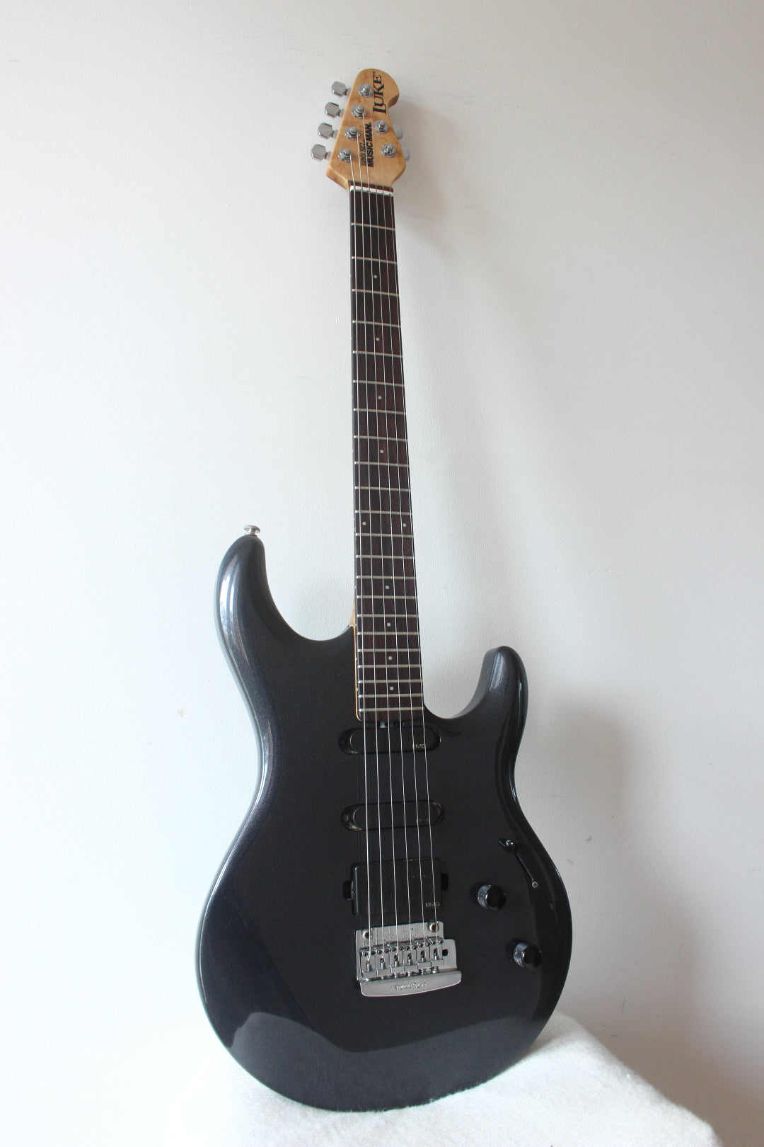 Ernie Ball Musicman Luke II Black 2005