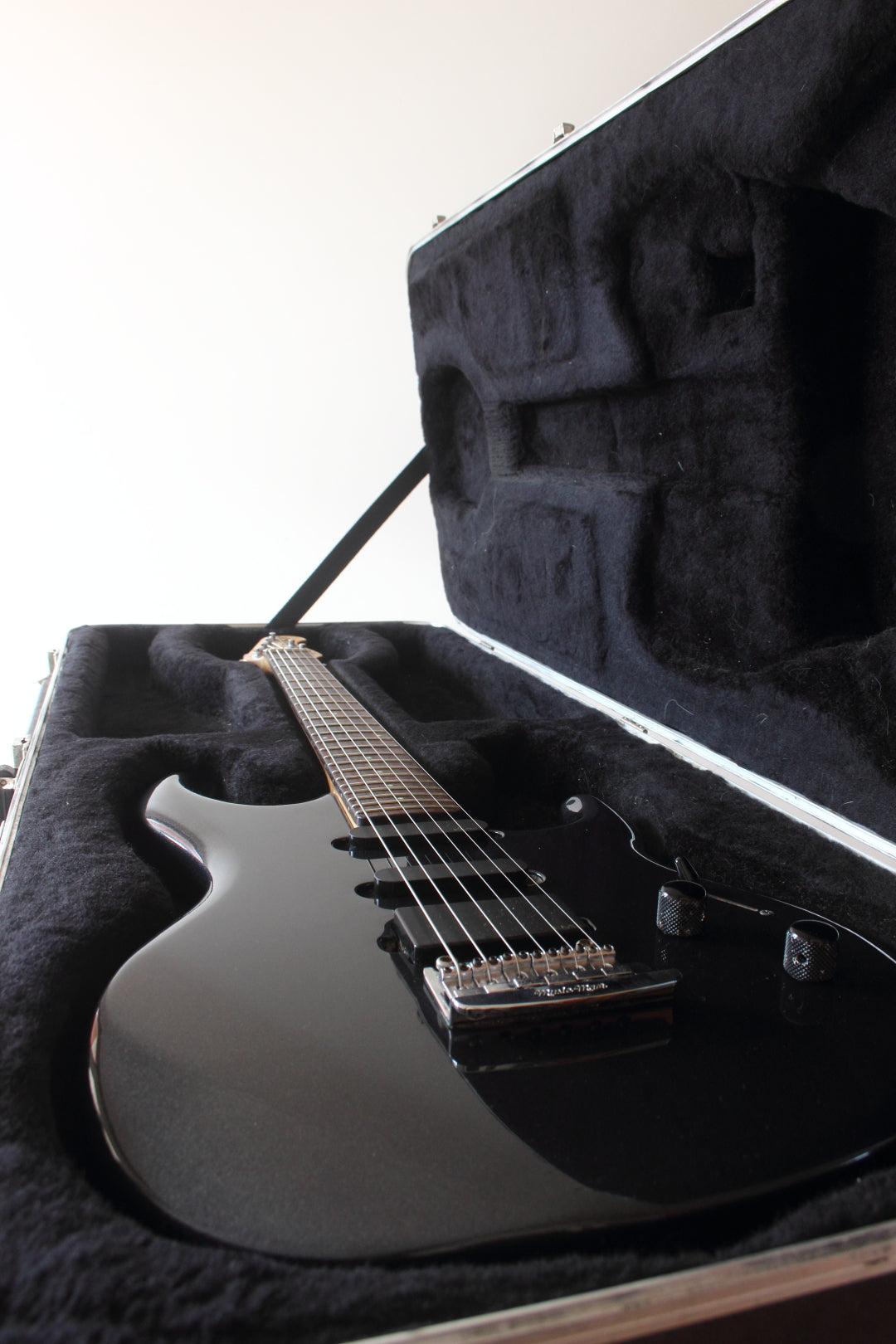 Ernie Ball Musicman Luke II Black 2005