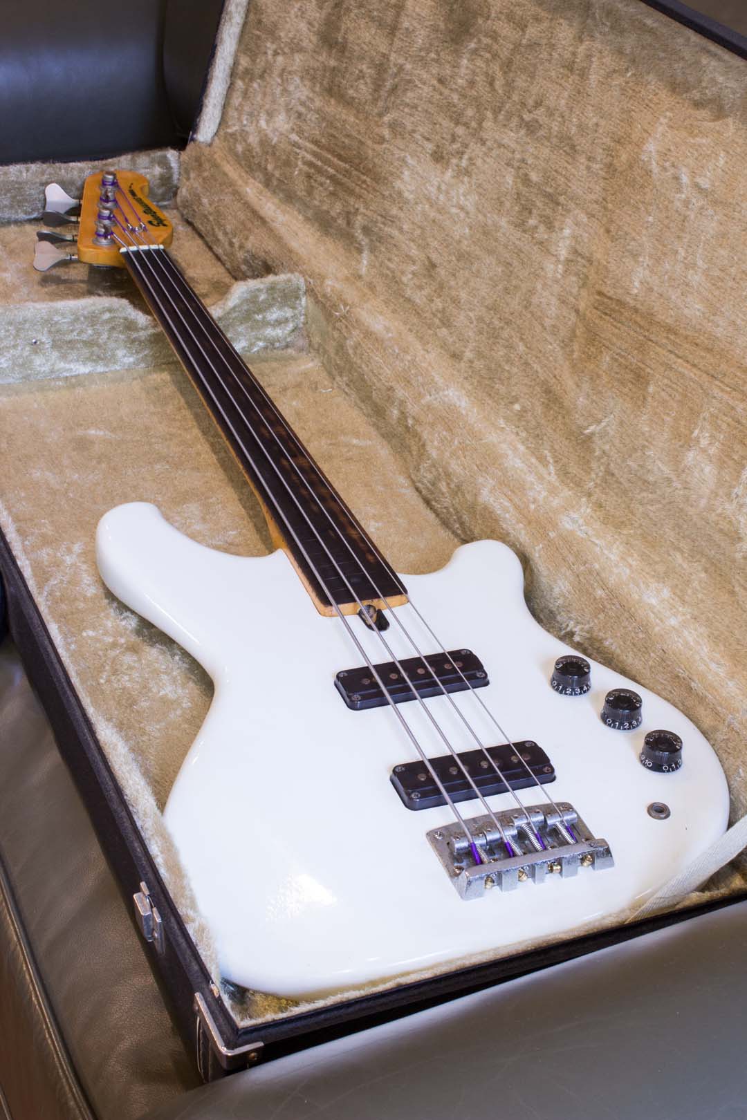 Yamaha Super Bass SB500S Fretless White 1981